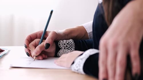 Vue recadrée du processus d'apprentissage de la rédaction de phrases