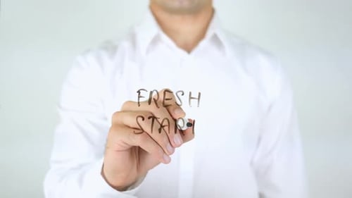 Fresh Start Geschäftsmann schreibt auf Glas