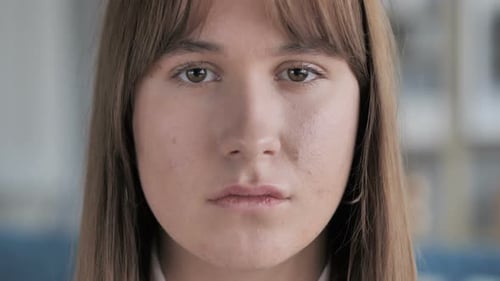 Nahaufnahme des Gesichts eines lässigen jungen Mädchens, das in die Kamera schaut