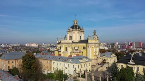 Luftbild der St.-Jura-Kirche im zentralen Teil der Altstadt von Lemberg, Ukraine