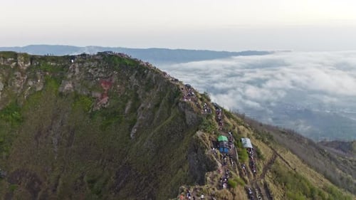 Drohne über Touristen auf dem steilen Kamm des Mount Batu