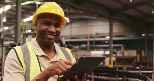 Arbeiter, der digitale Tablets in der Flaschenfabrik verwendet