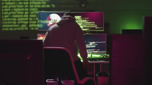 Krimineller Hacker im dunklen Büro