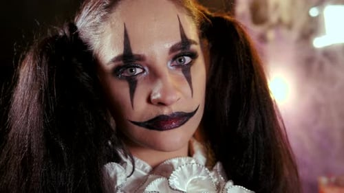 Retrato de una mujer. Un payaso con una sonrisa en corsé con un cuello blanco en el cuello. Modelar con