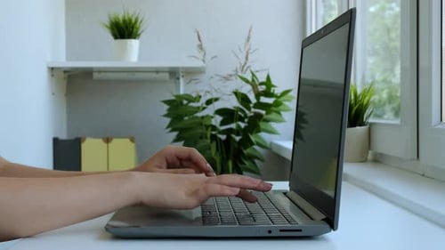Freelancerin arbeitet im Homeoffice am Laptop