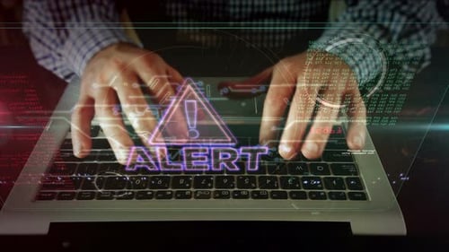 Símbolo de aviso de alerta com homem digitando no computador