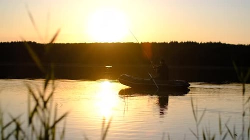 Angeln auf dem Meer, Fischer im Boot, Angeln bei Sonnenuntergang, Aktive Erholung