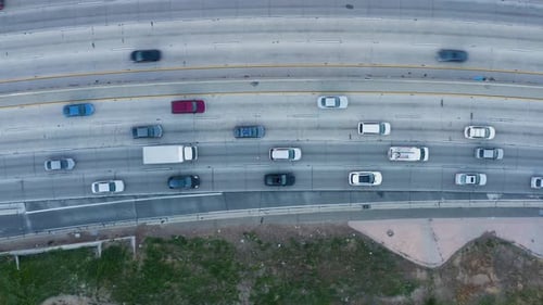 Autos und Lastwagen im Straßenverkehr auf der Autobahn in die Innenstadt