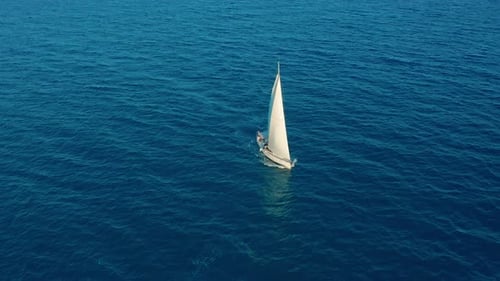 Luftaufnahme. Yachtsegeln auf offener See bei sonnigem Tag. Segelboot im Meer