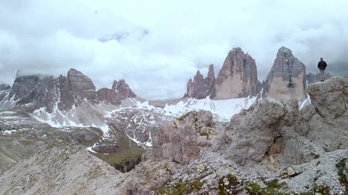 Aerial Man Wanderer vor dem Berg Tre Cime di Lavaredo in den Dolomiten Italien