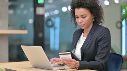 Erfolgreiches Online-Shopping durch afrikanische Geschäftsfrau Online-Zahlung