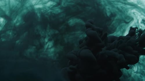 Schwarze Tinte in Wasser auf weißem Hintergrund in graue Tinte gesprüht