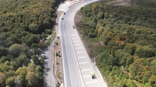 Luftaufnahme der zwei Seiten einer Autobahn umgeben