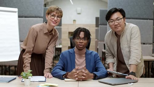 Três colegas de trabalho multiétnicos se reunindo on-line com investidores