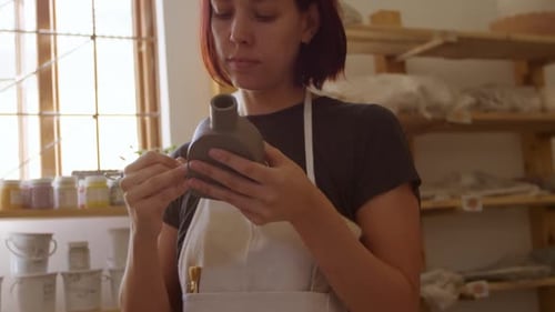 Jeune potière travaillant dans son atelier