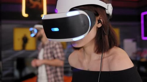 Dos adolescentes jugando Vídeo con unos auriculares de realidad virtual con gafas