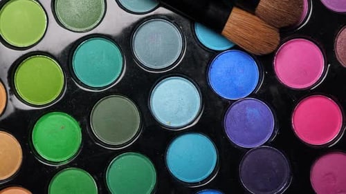 Professionelle Make-up-Lidschatten-Palette und Pinsel für Maskenbildner