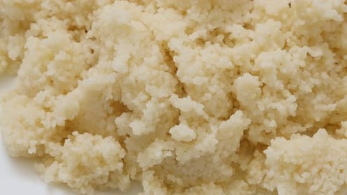 Frisch gekochter Couscous auf dem Teller serviert Slow Tilt Nahaufnahme 4K 3840X2160 30fps UHD-Video - Lecker