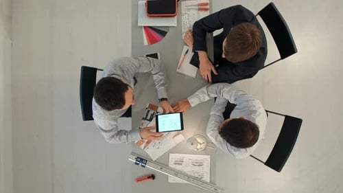 Architektenteam arbeitet an Bauplänen