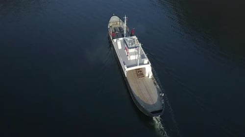 Drohnenansicht einer Fähre, die an einem Dock an einem Fjord in Norwegen ankommt