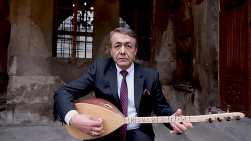 Türkisches Instrument wird gespielt