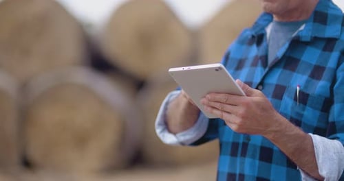 Mittelteil eines männlichen Forschers mit digitalem Tablet