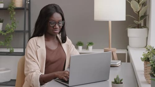 Empresária africana trabalhando no laptop