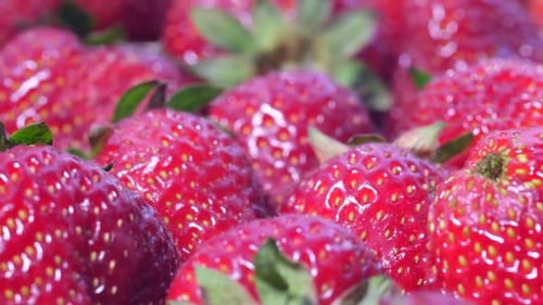Fond de fraises rouges juteuses caméra au Ralenti tournant des fraises