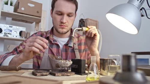 Schmelzen von Metall mit Gasbrenner
