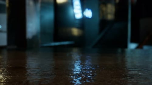 Calles de la ciudad bajo la lluvia por la noche