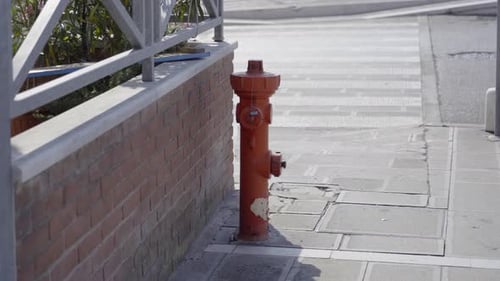 Roter Feuerhydrant auf dem Bürgersteig