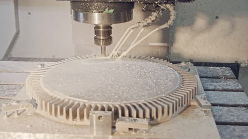 Processus d'usinage - Fraisage CNC fabriquant une pièce métallique avancée