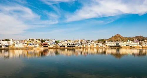 Zeitraffer in Pushkar, Rajasthan, Indien. Wolken bewegen sich tagsüber