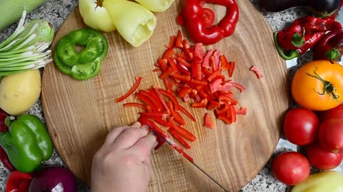El cocinero corta el pimiento