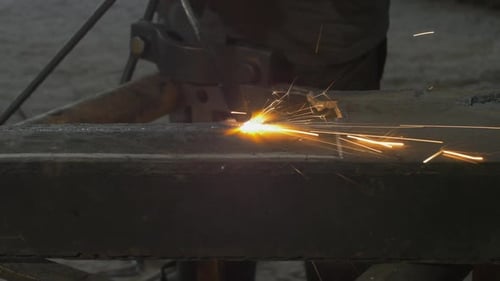 Schweißen an einer Industrieanlage