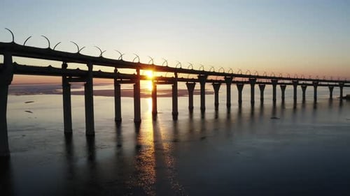 Autoroute ZSD à deux étages et voitures de circulation au-dessus de la mer et du coucher du soleil Saint-Pétersbourg, Russie