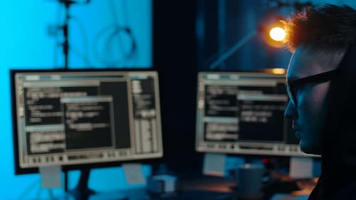 Hacker asiatique dans la chambre noire avec des ordinateurs la nuit 51