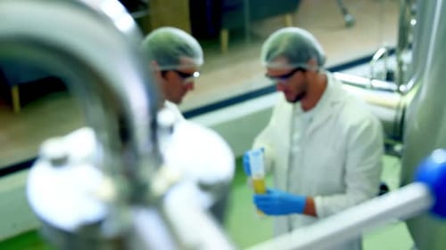 Deux brasseurs discutant entre eux à l'usine de brasserie 4k