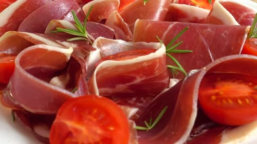 Jamon aux tomates et au romarin.
