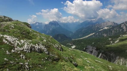 Vuelo sobre las montañas de los Alpes Julianos, Mangart, Parque Nacional de Triglav