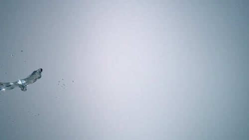 Salpicaduras de agua en el aire, cámara lenta