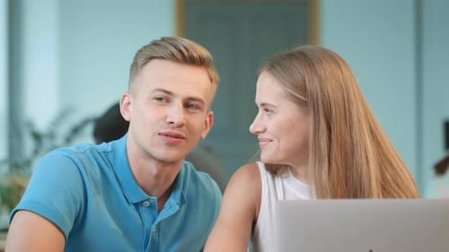 Bel homme racontant une histoire assis au co-working