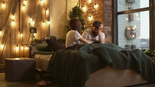 Femme stressée trop endormie se réveillant homme endormi