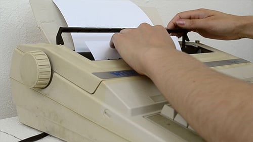 Insertar una hoja en blanco en la máquina de escribir