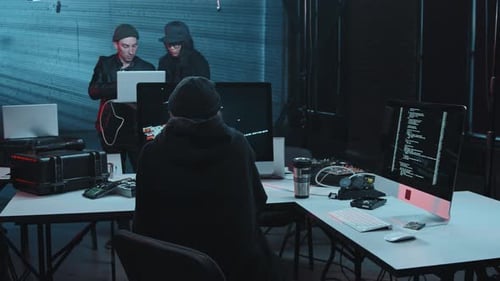 Hackers trabalhando no Dark Secret Workspace