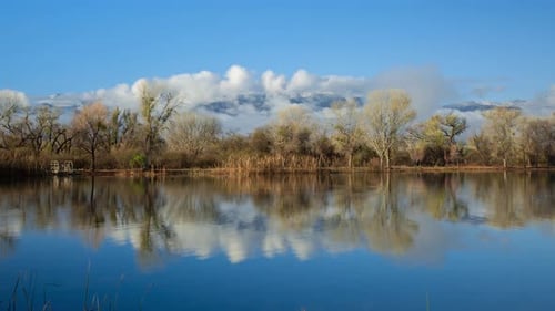Malerischer See mit Wolken und Berg-Zeitraffer