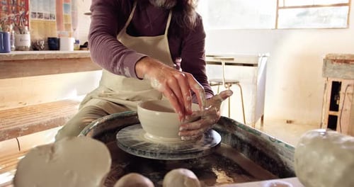 Potier mâle fabriquant un pot