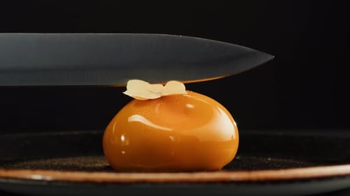 Primer plano de postre cremoso de pastel de naranja mousse