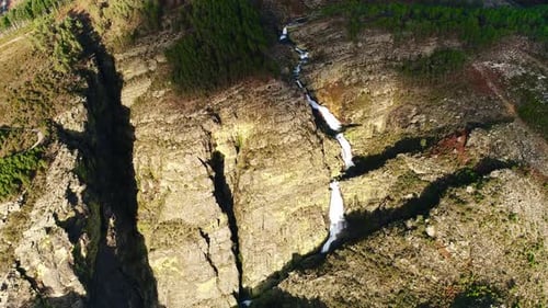 Fluss auf Bergen
