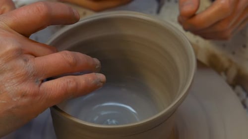 Töpfer macht einen irdenen Topf auf einer Töpferscheibe